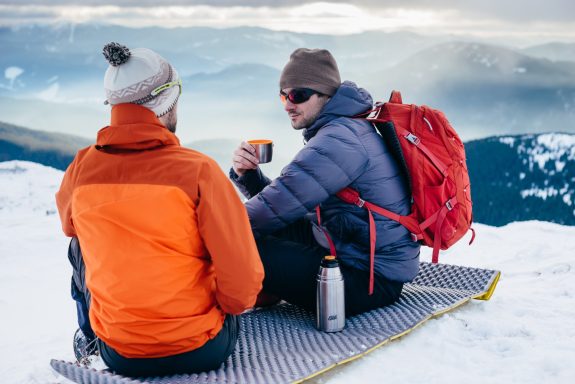 Hochwertige Thermoskannen von Esbit Zwei Männer in bergiger Schneelandschaft genießen ein heißes Getränk aus einer Esbit Thermoskanne.