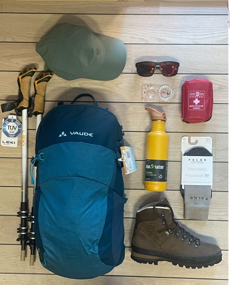 Wanderschuhe, Rucksäcke, Wanderstöcke Trinkflaschen vauDe Rucksack, Meindl Wanderschuhe, Klean Kanteen Trinkflasche, Leki Wanderstöcke, Falke Wanderstrümpfe, Julbo Brillen, Suunto Kompass