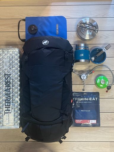 Was passt in einen Touren Rucksack vom Mammut ? Therm-a-rest Isomatten, Mammut Touren Rucksack, Gas Kocher, Wasserbeutel, Essensbehälter, Edelstahl Teekessel, Trockennahrung