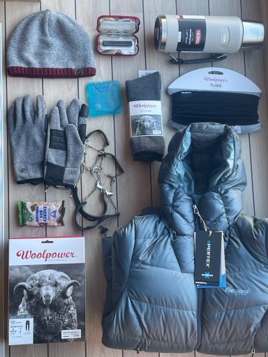 Zuverlässiges Outdoor Winter Sortiment Daunen Jacken, Spikes für Schuhe, Merino Unterwäsche, Wollstrümpfe, Mützen und Tubes.