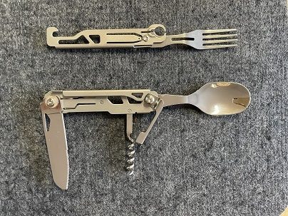 Zerlegbares Besteckset Origin Outdoors 5 in 1 Besteckset mit Löffel, Gabel, Messer, Dosenöffner. Besteckset ist zerlegbar.