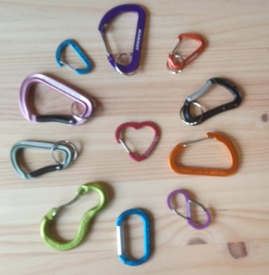 Praktische Zubehörkarabiner Schlüsselkarabiner, Ovalkarabiner, kleine Karabiner zur Befestigung an Rucksäcken, Jacken, Hosengürteln, Handtaschen u.s.w.