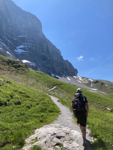 Allwetter Trekking- und Wanderschuhe Wanderer mit Tagesrucksack in den Bergen