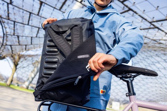 praktischer Ortlieb Vario Fahrrad-Rucksack Mann öffnet die Ortlieb Vario Rucksack-Fahrradtasche