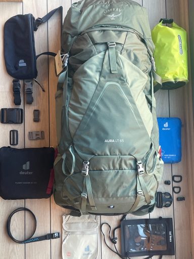 Langlebige Trekking Rucksäcke und Accessories Robuster Rucksack mit Zubehör und Ersatzteilen darunter Reisetaschen und Packsäcke.