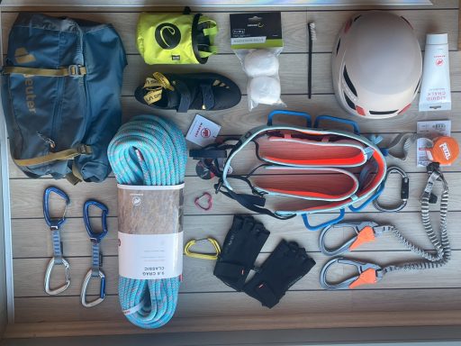 Beste Kletter und Boulder Ausrüstungen Klettergurte, Karabiner, Klettersteigsets, Helme, Kletterseile, Chalkbags, Chalk, Kletter Schuhe