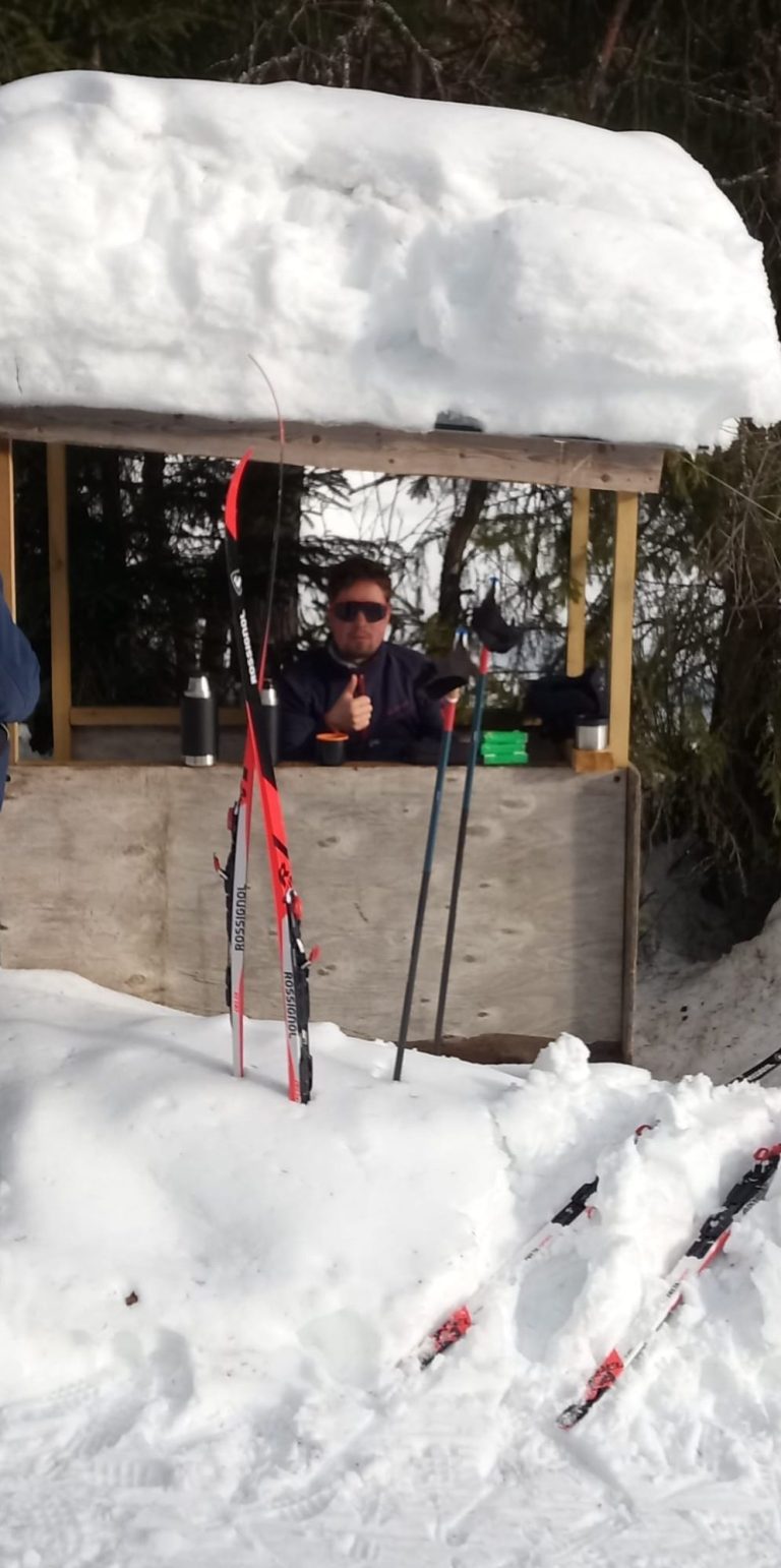 Loipe bei Al im Norwegen Mann in einem Kiosk im Schnee mit Skiausrüstung und verschneitem Dach.