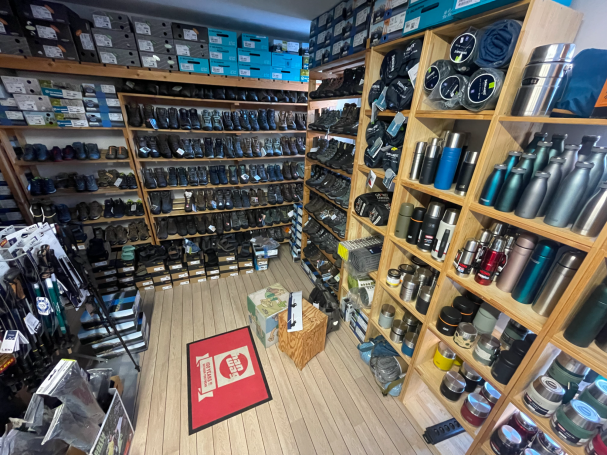 Großes Sortiment an Outdoor Artikeln in Weimar Wanderschuhe, Trekking Sandalen, Trinkflaschen und Isomatten findest du bei High Country Trekking Ausrüstungen