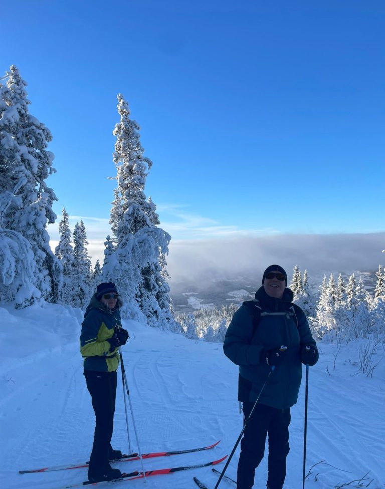 Ski Langlauf in Norwegen Bernhard und Shona machen Ski Langlauf auf einer verschneiten Landschaft in Norwegen