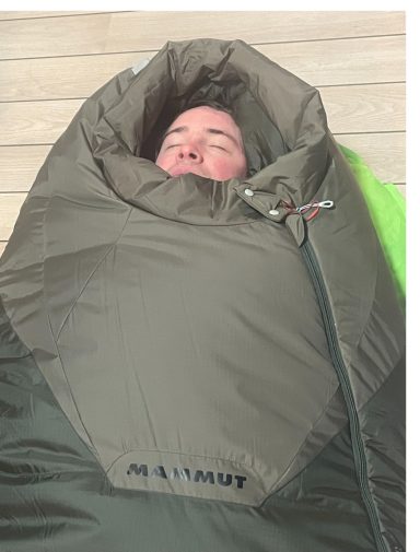 Daunen-und Kunstfaser Schlafsäcke Kunde macht Probeliegen in Mammut Tyin Schlafsack